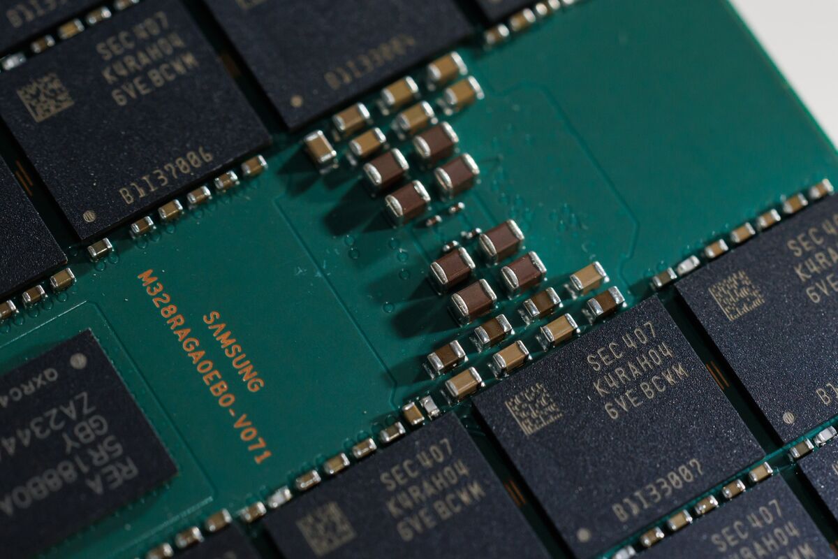 Google AI Breakthrough Triggers Global Memory Stock Selloff as Demand Fears Rise